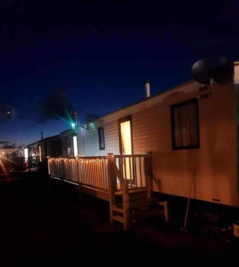 Lovely Caravan At Ingoldmells Just Behind Sealands Apartment Ngoại thất bức ảnh
