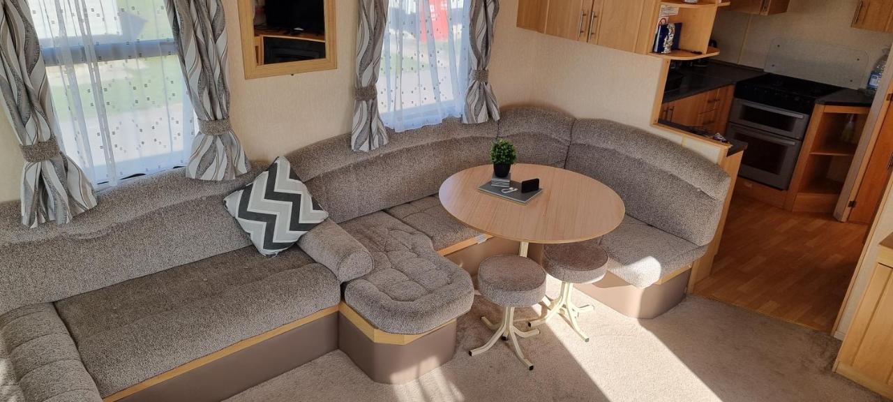 Lovely Caravan At Ingoldmells Just Behind Sealands Apartment Ngoại thất bức ảnh